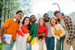 Grande grupo de estudantes sorrindo na escola, multirraciais e felizes