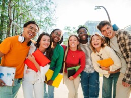 Grande grupo de estudantes sorrindo na escola, multirraciais e felizes