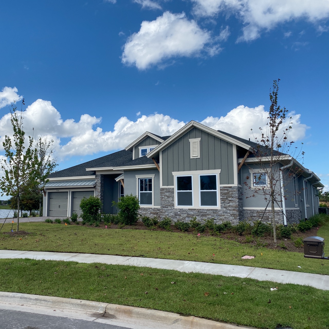 Casa de luxo cinza no bairro Laureate Park em Lake Nona, Orlando, Flórida