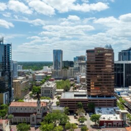 Orlando, Flórida, EUA - Vista do centro de Orlando com mistura de estilos arquitetônicos