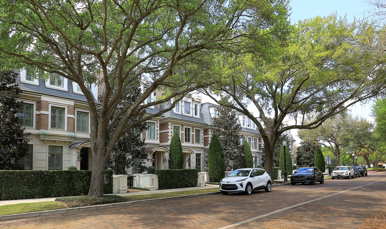 Winter Park, Flórida, EUA: North Park Street com carvalhos e townhouses