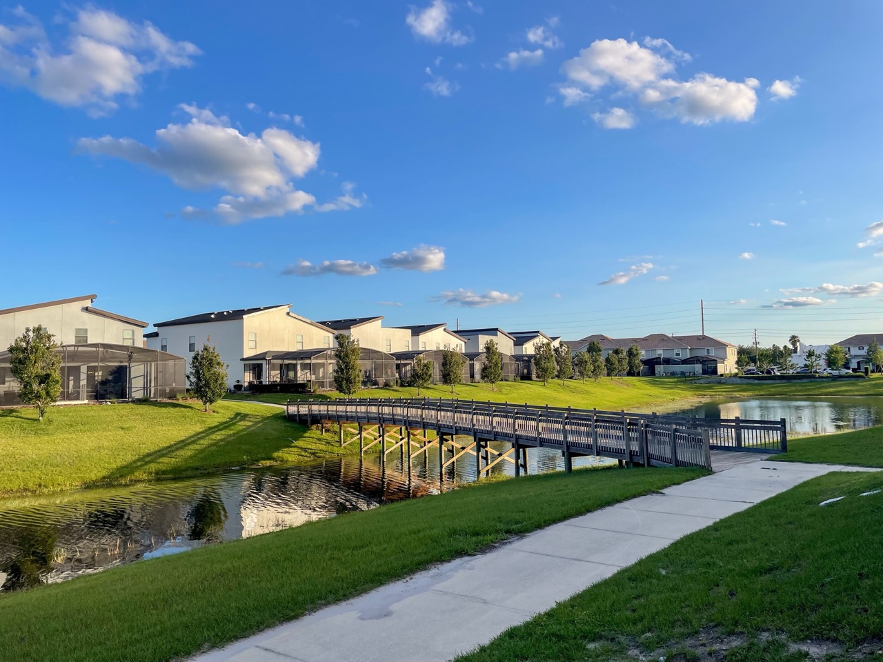 Condomínio de casas de férias e residenciais em Orlando, Flórida, com vista para um lago.