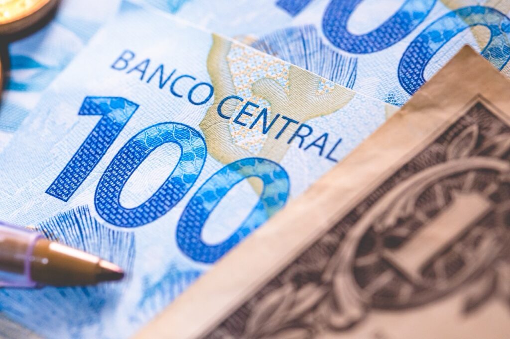 Real Brasileiro - BRL e Dólar Americano simbolizando taxa de câmbio, inflação e a economia brasileira