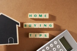 Dicas de compra de casa em blocos quadrados com uma casa em miniatura e uma calculadora