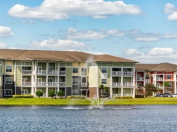 Prédios de apartamentos de três andares com uma fonte d'água no lago, localizados em Orlando, Flórida