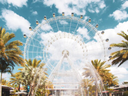 Olho de Orlando (The Wheel) com céu ciano ao fundo, uma das atrações mais famosas de Orlando.