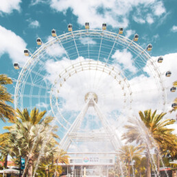 Olho de Orlando (The Wheel) com céu ciano ao fundo, uma das atrações mais famosas de Orlando.