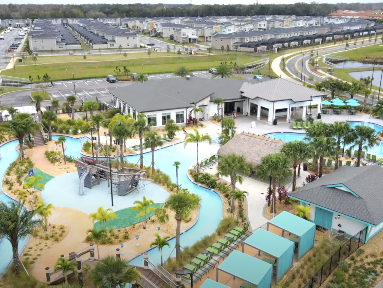 Vista aérea de resort em Orlando com piscina, lazy river, cabanas e um barco pirata no centro da área de lazer.