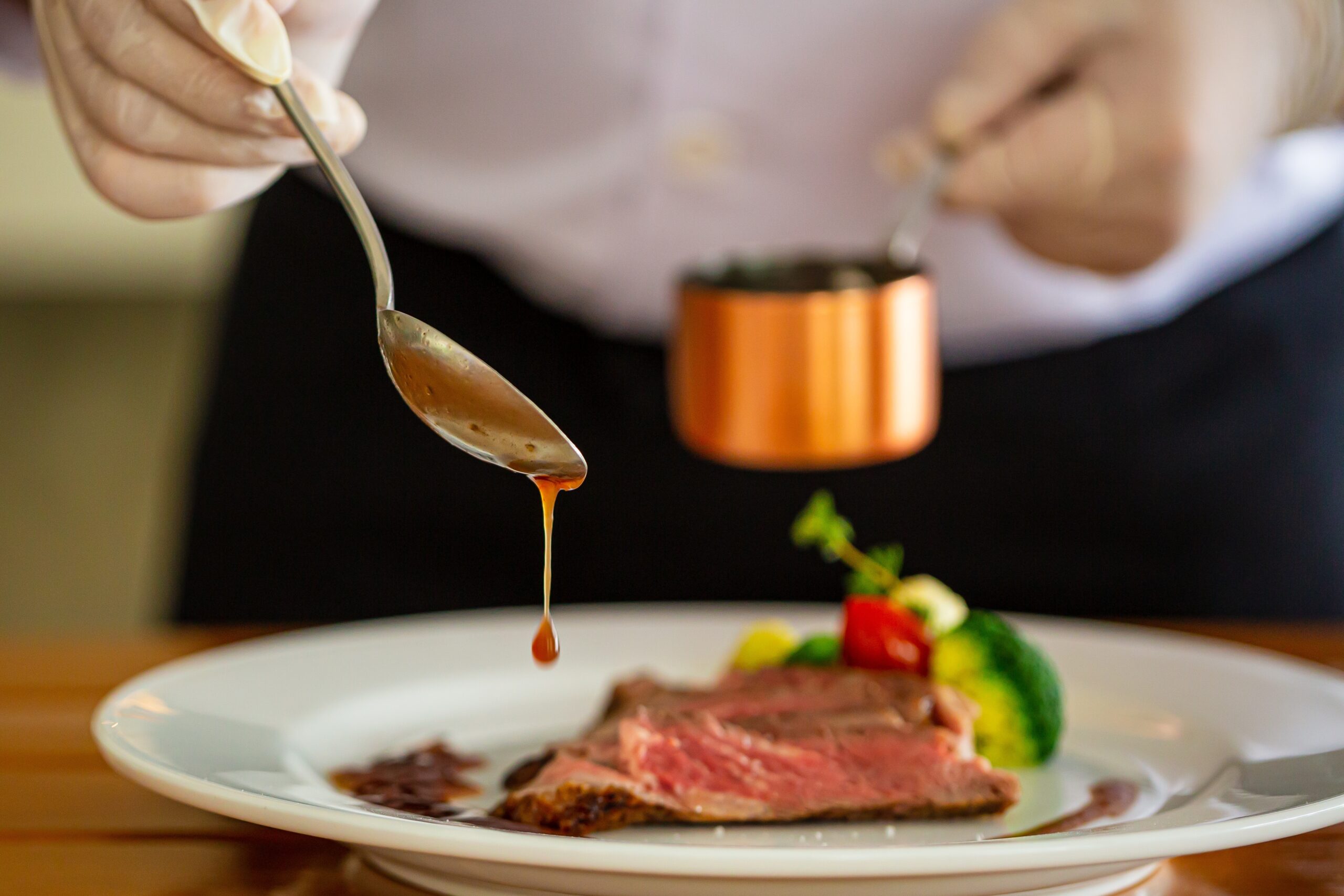 Foto de um prato de carne com apresentação elegante e detalhes refinados.