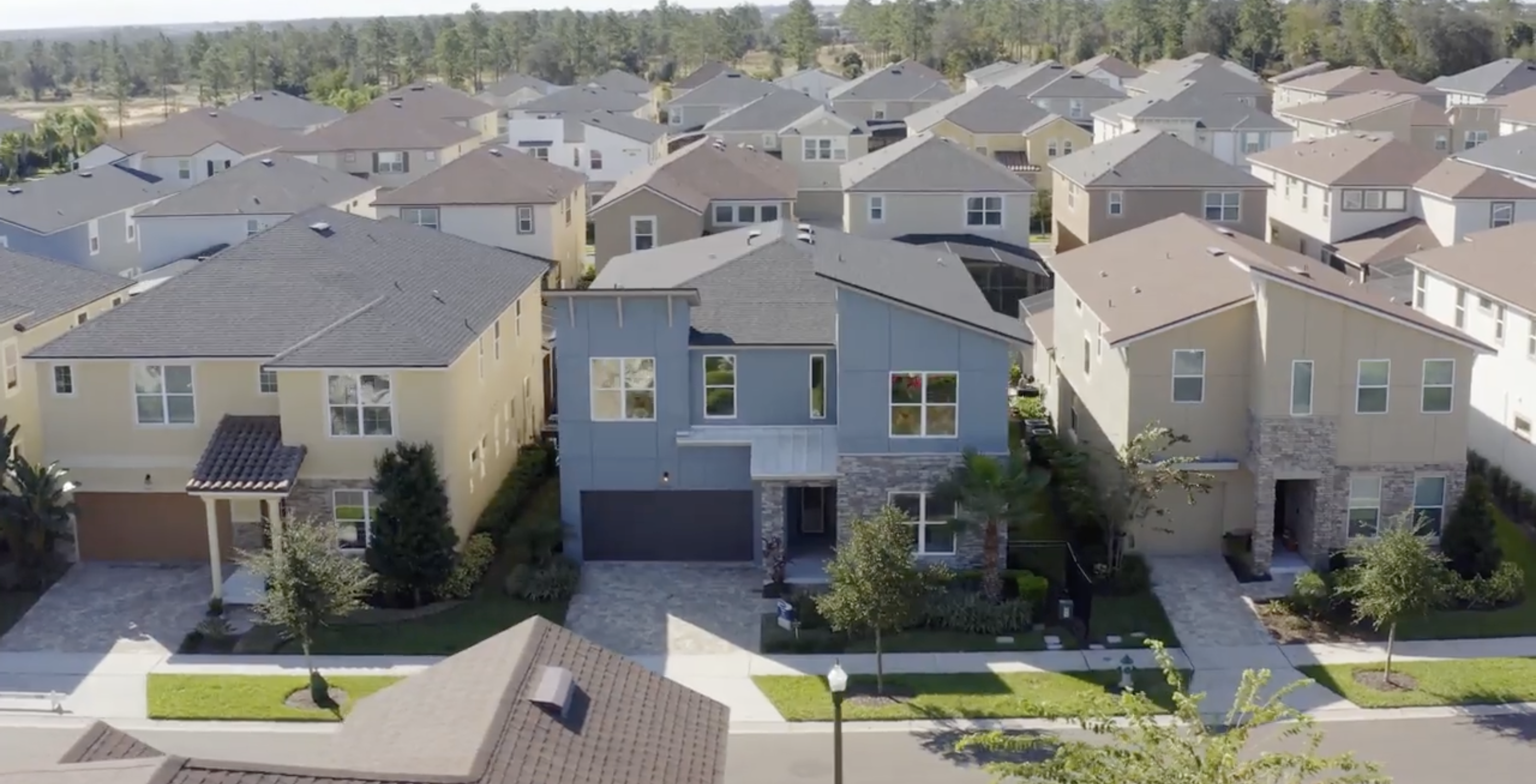 Vista aérea de um bairro residencial com casas modernas e ruas organizadas.